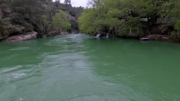 Vista Arriba Hacia Abajo Del Río Fast Moving Con Rápidos — Vídeos de Stock