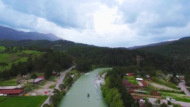 高速移動ラピッズは 松林に囲まれた川のトップダウン ビュー アンタルヤで撮影 — ストック動画
