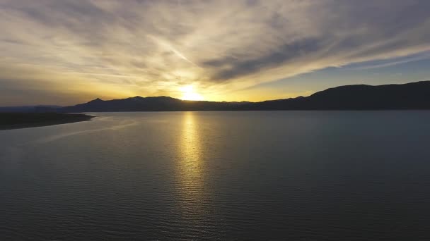 Яскраве Фіолетове Озеро Захід Сонця Повітряний Постріл — стокове відео