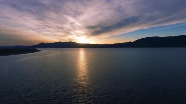 Pôr Sol Lago Roxo Vívido Tiro Aéreo — Vídeo de Stock