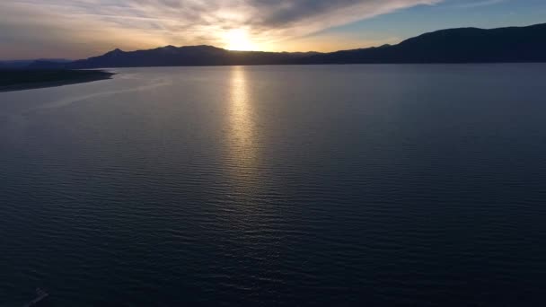 Pôr Sol Lago Roxo Vívido Tiro Aéreo — Vídeo de Stock