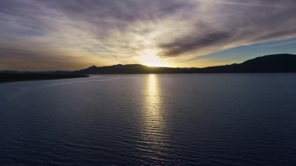 鮮やかな紫の湖の夕日 空中撮影 — ストック動画