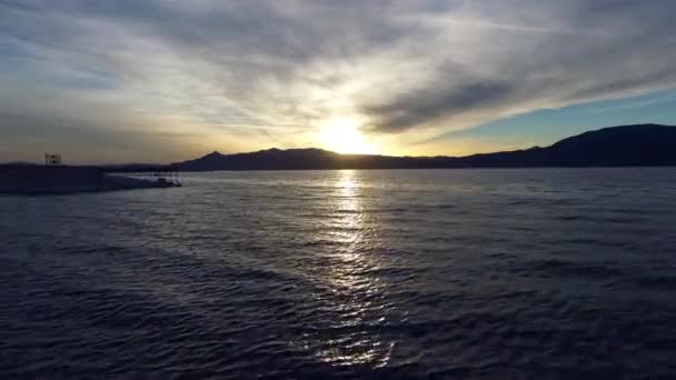 Vivo Púrpura Atardecer Lago Tiro Aéreo — Vídeo de stock