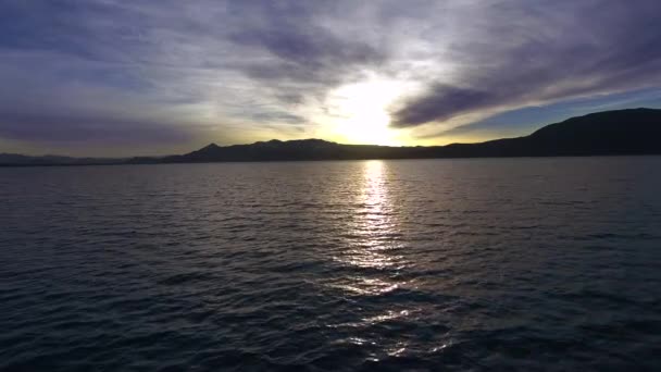 Pôr Sol Lago Roxo Vívido Tiro Aéreo — Vídeo de Stock