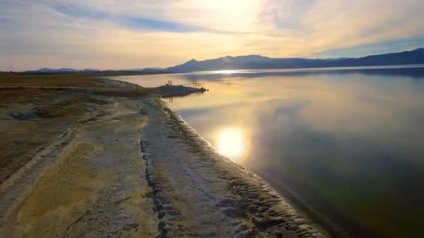 Pôr Sol Lago Roxo Vívido Tiro Aéreo — Vídeo de Stock