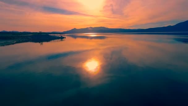 Vivo Púrpura Atardecer Lago Tiro Aéreo — Vídeo de stock