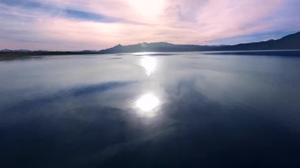 Vivo Púrpura Atardecer Lago Tiro Aéreo — Vídeos de Stock