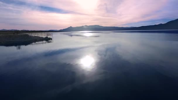 Coucher de soleil violet vif sur le lac, prise de vue aérienne 