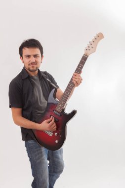 genç adam elektro gitar ile atlama