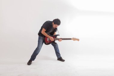 genç adam elektro gitar ile atlama