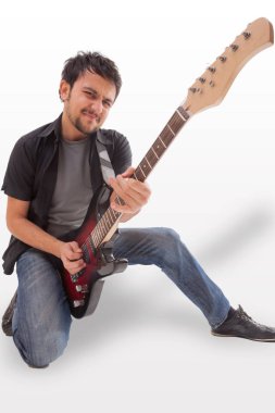 genç adam elektro gitar ile atlama