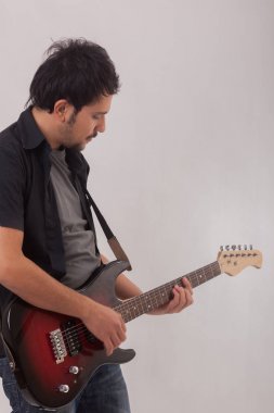 genç adam elektro gitar ile atlama