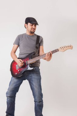 genç adam elektro gitar ile atlama