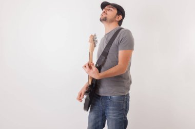 genç adam elektro gitar ile atlama