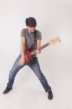 genç adam elektro gitar ile atlama