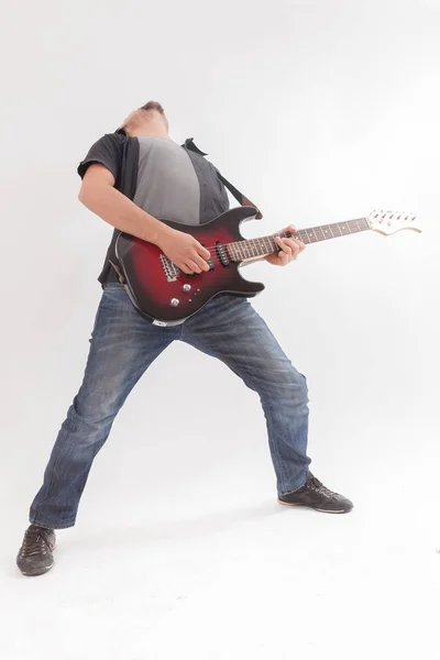 Junger Mann springt mit E-Gitarre — Stockfoto