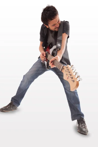 Młody człowiek skoki z gitara elektryczna — Zdjęcie stockowe