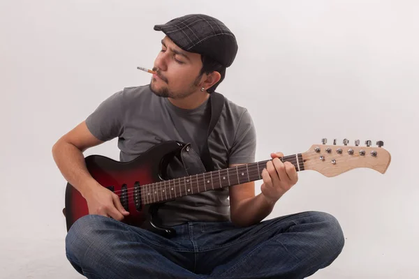 Jovem pulando com guitarra elétrica — Fotografia de Stock