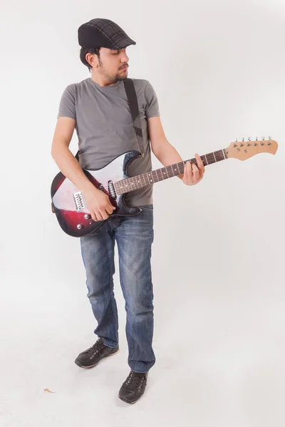 Jovem pulando com guitarra elétrica — Fotografia de Stock