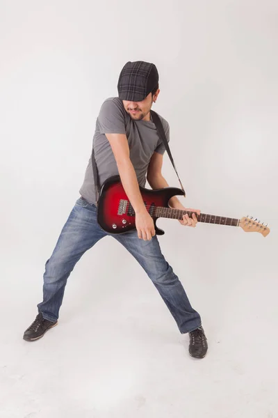 Jovem pulando com guitarra elétrica — Fotografia de Stock