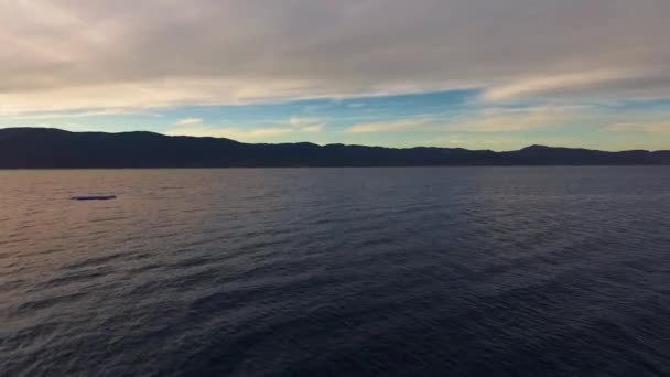 Żywy purpurowy jezioro zachód słońca, aerial strzał — Wideo stockowe