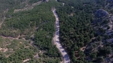 Havadan görünümü eski üzerinde uçan iki şeritli orman yamalı