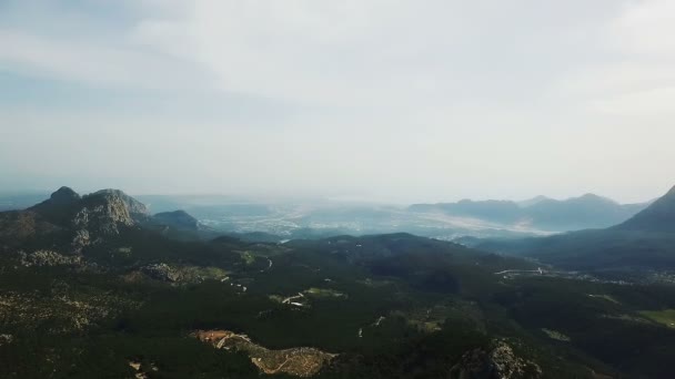 Vuelo aéreo además de cumbre . — Vídeo de stock