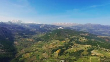 Hava Zirvesi yanı sıra uçan.