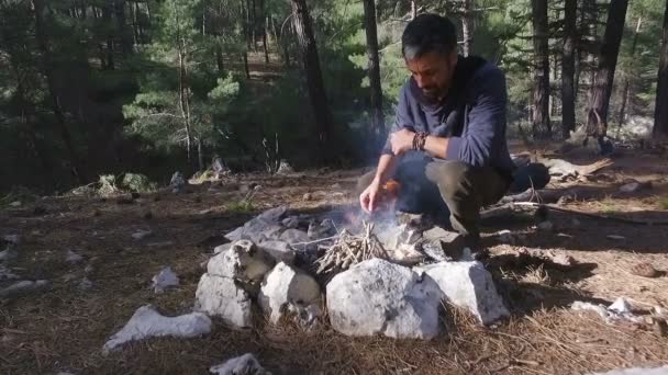 Człowiek, przygotowanie ognia na zielony łąka — Wideo stockowe