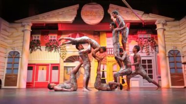 Sahne Alanı'nda Afrika akrobatlar performans