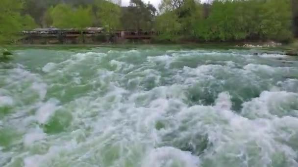 Vista dall'alto verso il basso del fiume Fast Moving con rapide circondate dalla pineta . — Video Stock