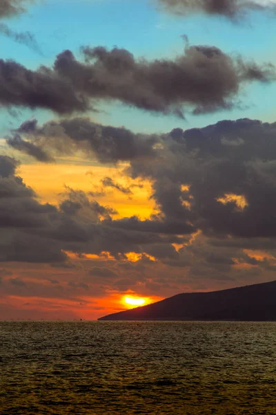 Természet twilight időszakban beleértve napfelkeltét nyílik a tengerre és a szép strand. — Stock Fotó