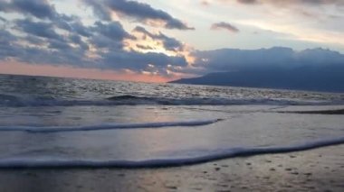 Alacakaranlık dönemde doğa hangi gündoğumu, deniz ve güzel plaj üzerinde dahil.