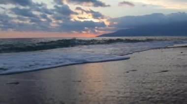 Alacakaranlık dönemde doğa hangi gündoğumu, deniz ve güzel plaj üzerinde dahil.