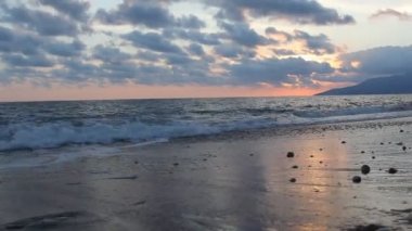 Alacakaranlık dönemde doğa hangi gündoğumu, deniz ve güzel plaj üzerinde dahil.
