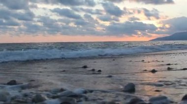 Alacakaranlık dönemde doğa hangi gündoğumu, deniz ve güzel plaj üzerinde dahil.