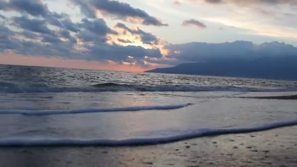 Naturaleza en el crepúsculo período que incluye de salida del sol sobre el mar y la bonita playa . — Vídeo de stock