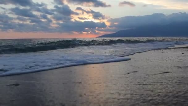 Natura nel periodo crepuscolare che comprende l'alba sul mare e la bella spiaggia . — Video Stock