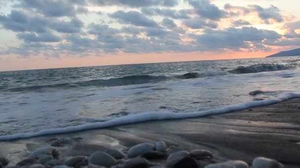 Naturaleza en el crepúsculo período que incluye de salida del sol sobre el mar y la bonita playa . — Vídeos de Stock