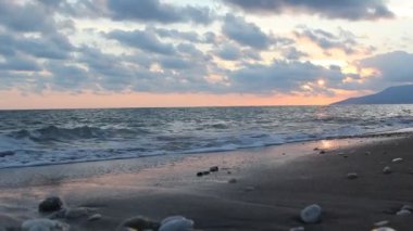 Alacakaranlık dönemde doğa hangi gündoğumu, deniz ve güzel plaj üzerinde dahil.