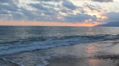 Alacakaranlık dönemde doğa hangi gündoğumu, deniz ve güzel plaj üzerinde dahil.