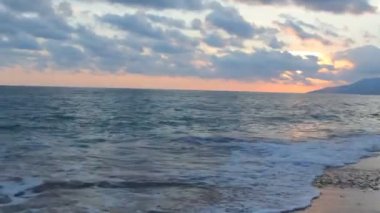 Alacakaranlık dönemde doğa hangi gündoğumu, deniz ve güzel plaj üzerinde dahil.