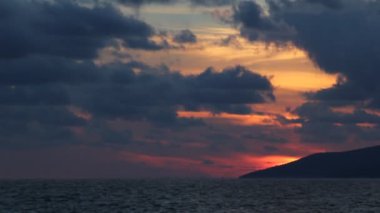 Alacakaranlık dönemde doğa hangi gündoğumu, deniz ve güzel plaj üzerinde dahil.