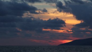 Alacakaranlık dönemde doğa hangi gündoğumu, deniz ve güzel plaj üzerinde dahil.