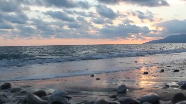 Natureza no período crepúsculo que inclui do nascer do sol sobre o mar e a praia agradável . — Vídeo de Stock