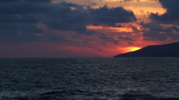 Naturen i twilight period som bland annat av soluppgången över havet och den fina stranden. — Stockvideo