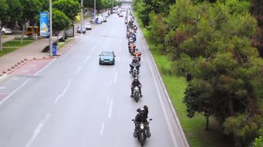 Harley Davidson riders motosiklet gezisi. Yolda.