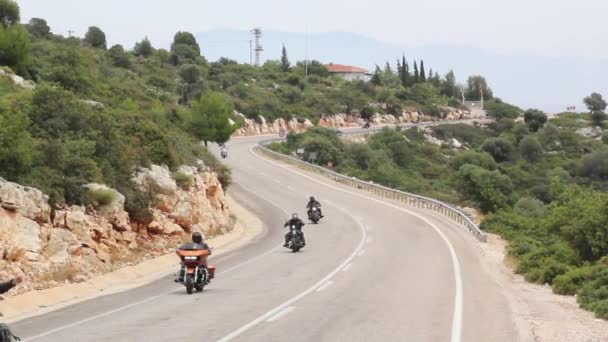 Harley Davidson renners motorfiets reis. Op de weg. — Stockvideo