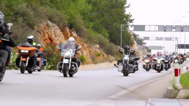 Lovasok Harley Davidson motorkerékpár utazás. Az úton. — Stock videók