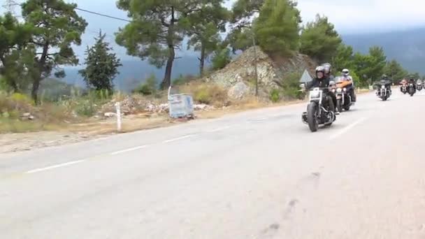 Harley Davidson renners motorfiets reis. Op de weg. — Stockvideo